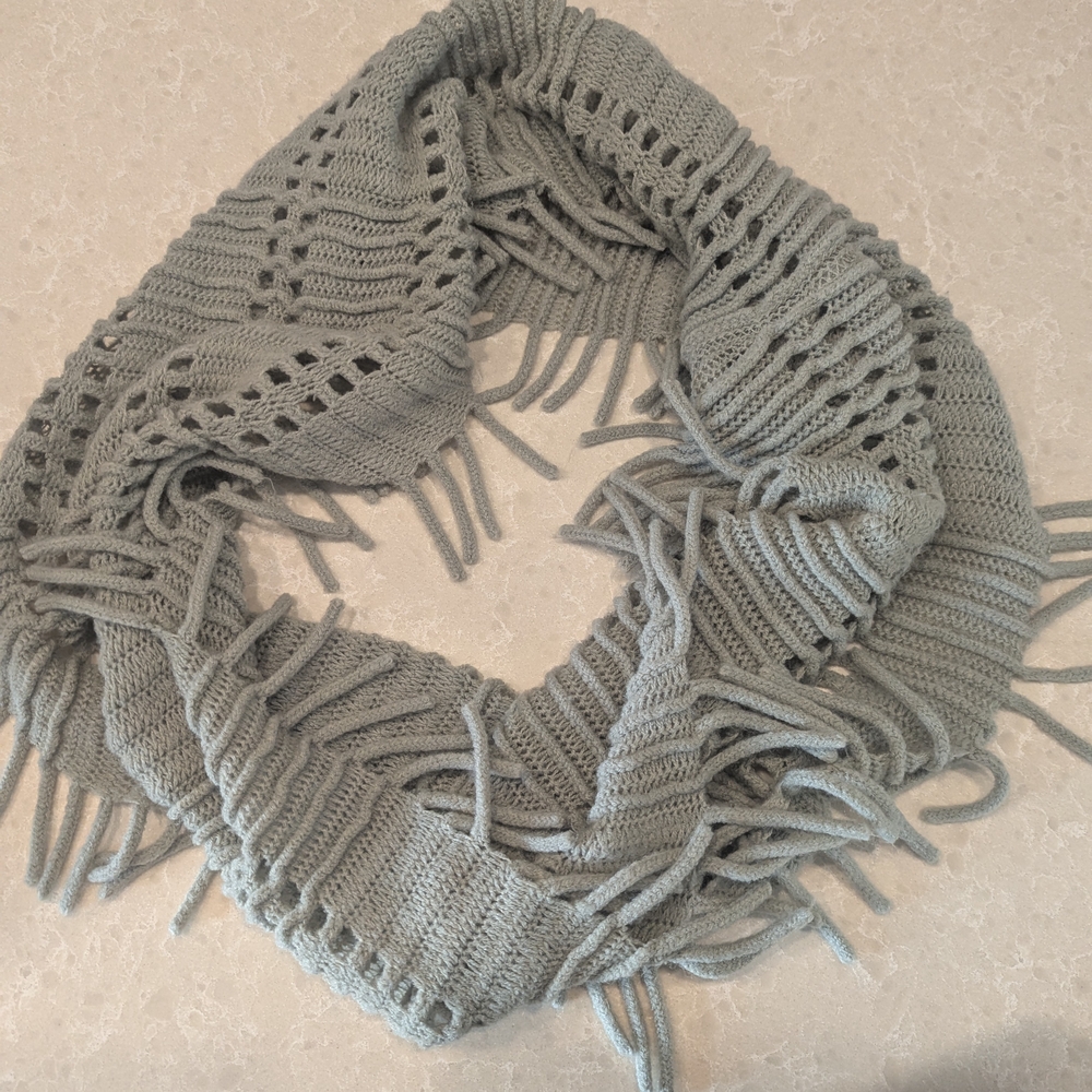 Light Gray Textured Knit Scarf with Fringe